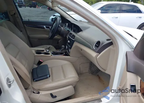 2014 Mercedes-Benz C 250 Sport z USA, uszkodzony, nr VIN WDDGF4HB7EG255937